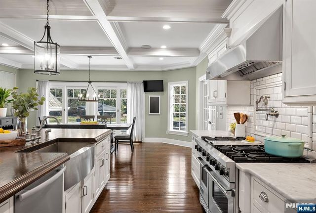 36 Clearwater Drive, Ho-ho-kus, NJ 07423