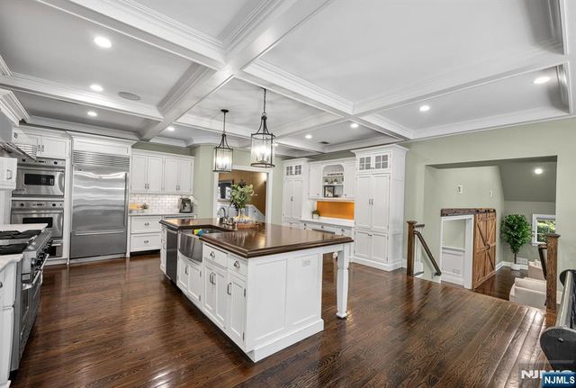 36 Clearwater Drive, Ho-ho-kus, NJ 07423