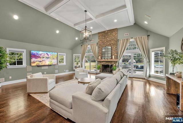 36 Clearwater Drive, Ho-ho-kus, NJ 07423