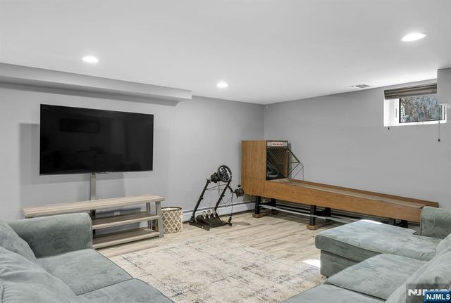 36 Clearwater Drive, Ho-ho-kus, NJ 07423