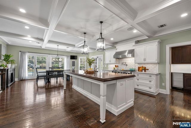 36 Clearwater Drive, Ho-ho-kus, NJ 07423