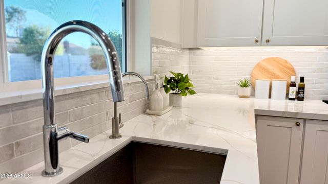 2807 W CHARLESTON Avenue, Phoenix, AZ 85053