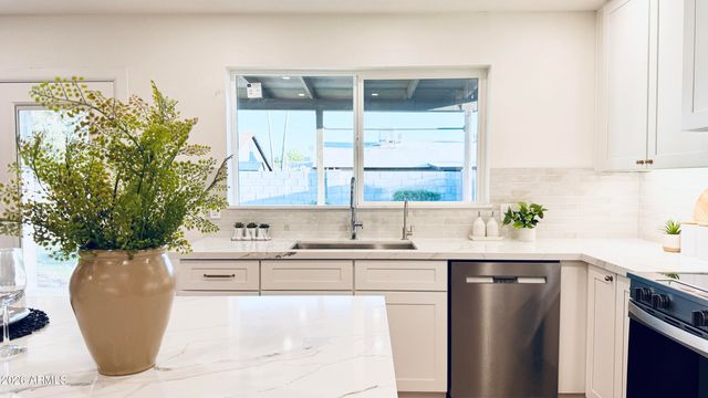 2807 W CHARLESTON Avenue, Phoenix, AZ 85053