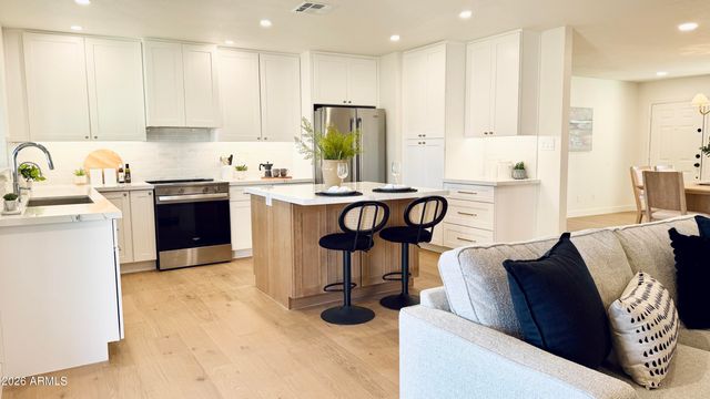 2807 W CHARLESTON Avenue, Phoenix, AZ 85053