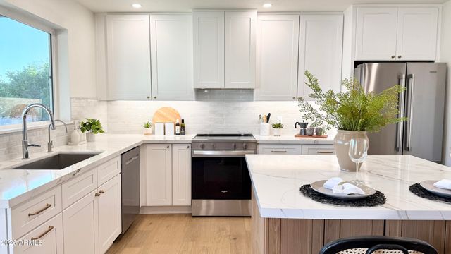 2807 W CHARLESTON Avenue, Phoenix, AZ 85053