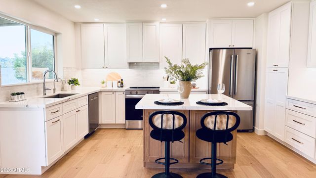 2807 W CHARLESTON Avenue, Phoenix, AZ 85053