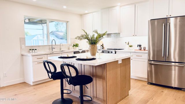 2807 W CHARLESTON Avenue, Phoenix, AZ 85053