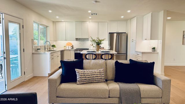 2807 W CHARLESTON Avenue, Phoenix, AZ 85053