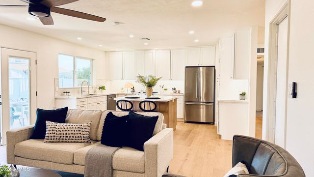 2807 W CHARLESTON Avenue, Phoenix, AZ 85053