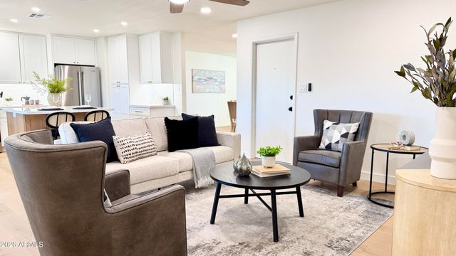 2807 W CHARLESTON Avenue, Phoenix, AZ 85053