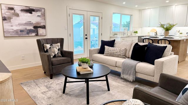 2807 W CHARLESTON Avenue, Phoenix, AZ 85053