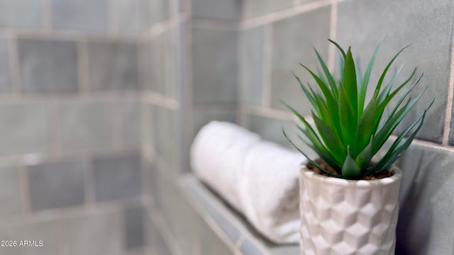 2807 W CHARLESTON Avenue, Phoenix, AZ 85053