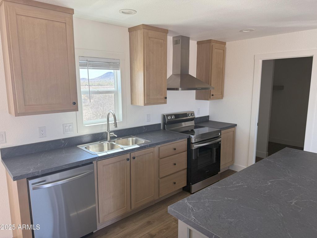 Image 4 of property listing at 40325 W HARRISON Street, Tonopah, AZ 85354