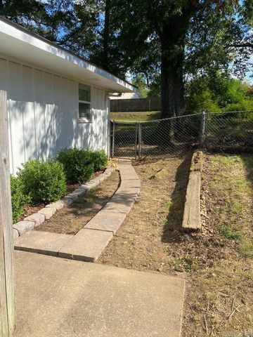 8815 Cloverhill, Little Rock, AR 72205