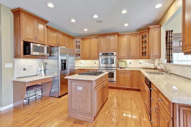10 Eagle Ridge Drive, Hawthorn Woods, IL 60047