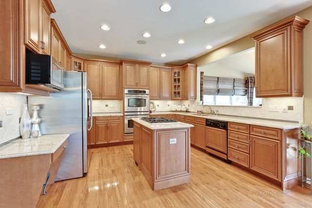 10 Eagle Ridge Drive, Hawthorn Woods, IL 60047