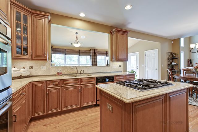 10 Eagle Ridge Drive, Hawthorn Woods, IL 60047