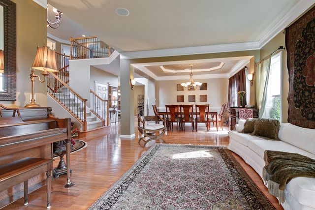 10 Eagle Ridge Drive, Hawthorn Woods, IL 60047