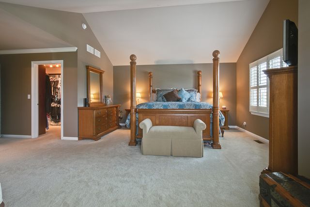 10 Eagle Ridge Drive, Hawthorn Woods, IL 60047