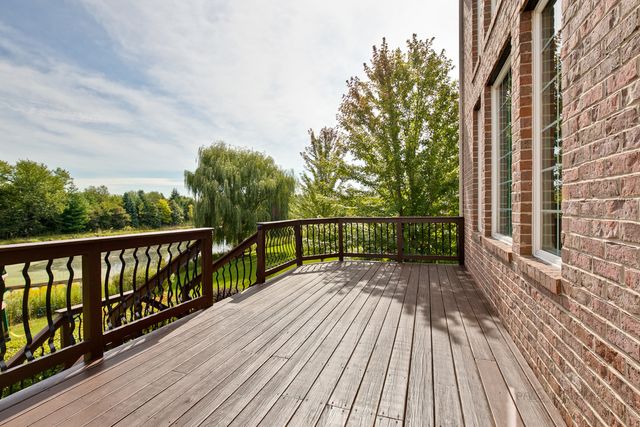 10 Eagle Ridge Drive, Hawthorn Woods, IL 60047