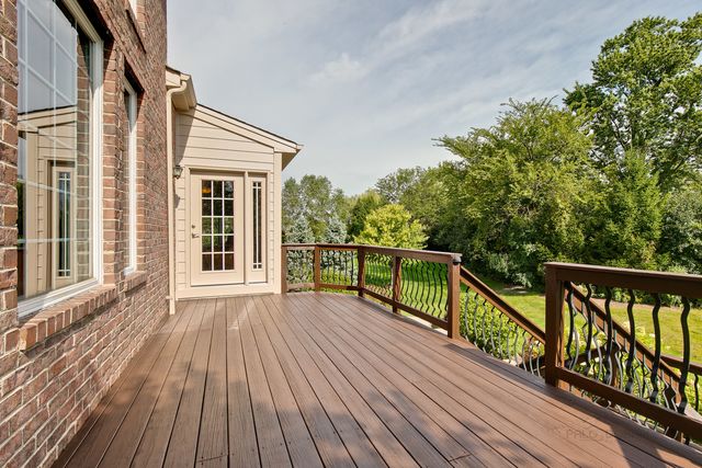 10 Eagle Ridge Drive, Hawthorn Woods, IL 60047