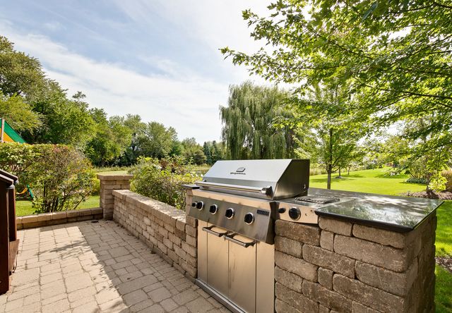10 Eagle Ridge Drive, Hawthorn Woods, IL 60047