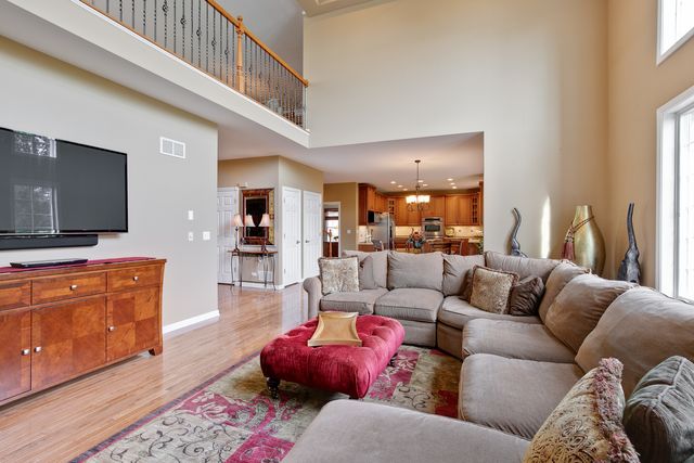 10 Eagle Ridge Drive, Hawthorn Woods, IL 60047