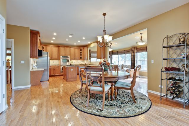 10 Eagle Ridge Drive, Hawthorn Woods, IL 60047