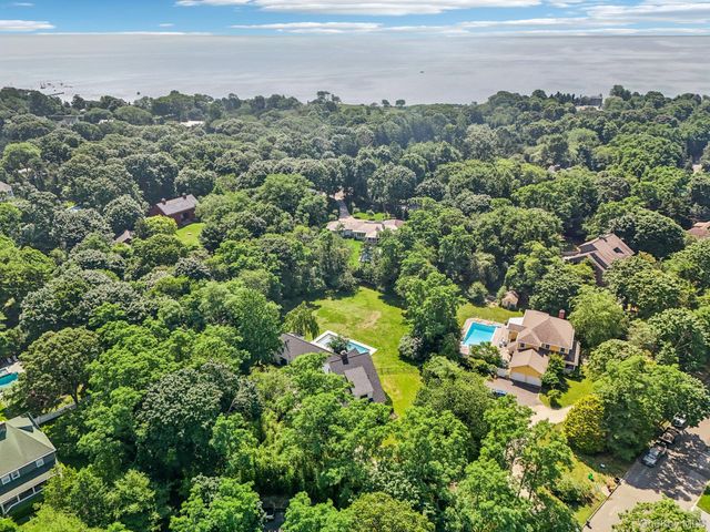 17 Oak Meadow Lane, Bellport Village, NY 11713