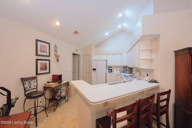 8037 St Andrews Village Dr, Louisville, KY 40222