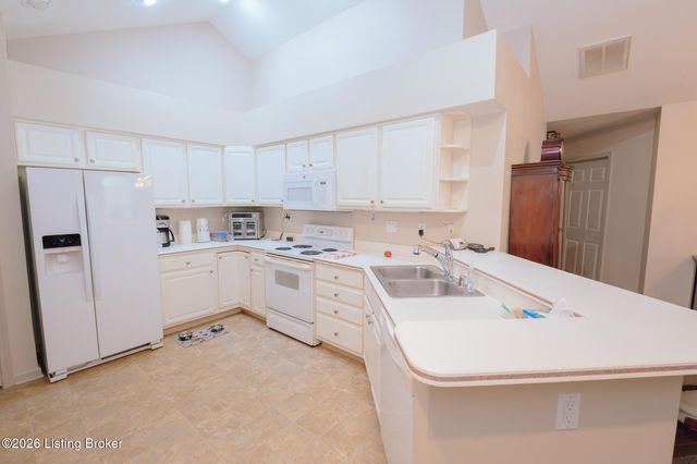 8037 St Andrews Village Dr, Louisville, KY 40222