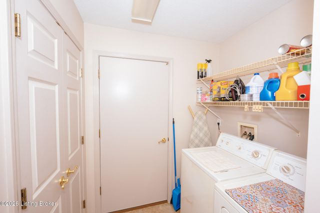 8037 St Andrews Village Dr, Louisville, KY 40222