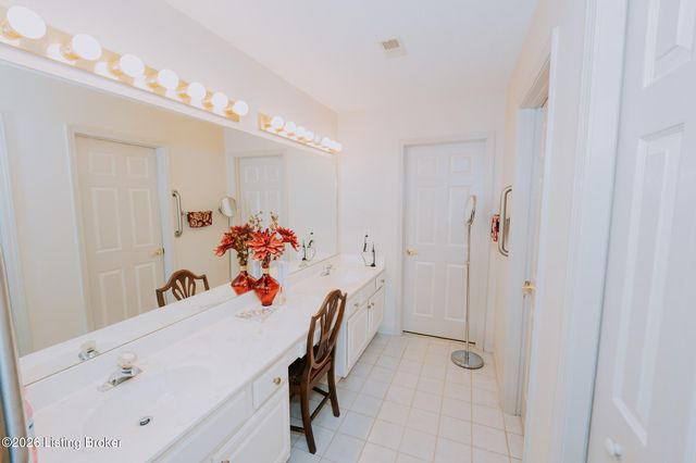 8037 St Andrews Village Dr, Louisville, KY 40222
