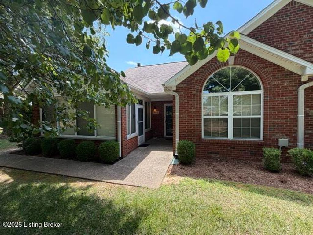 8037 St Andrews Village Dr, Louisville, KY 40222