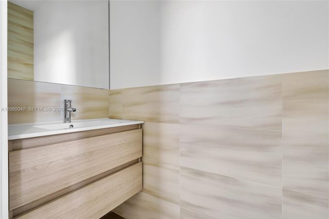 225 NW 40 CT, Miami, FL 33126