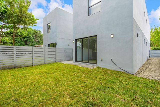 225 NW 40 CT, Miami, FL 33126