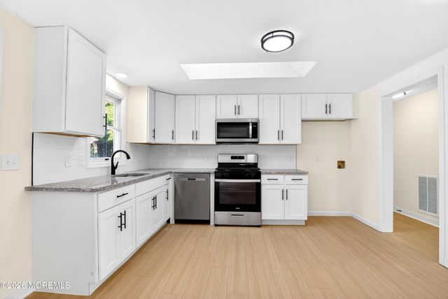 17 Brookview Lane, Manalapan, NJ 07726