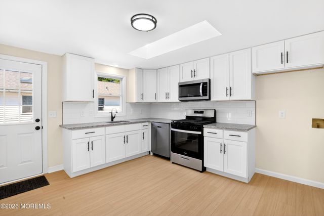 17 Brookview Lane, Manalapan, NJ 07726