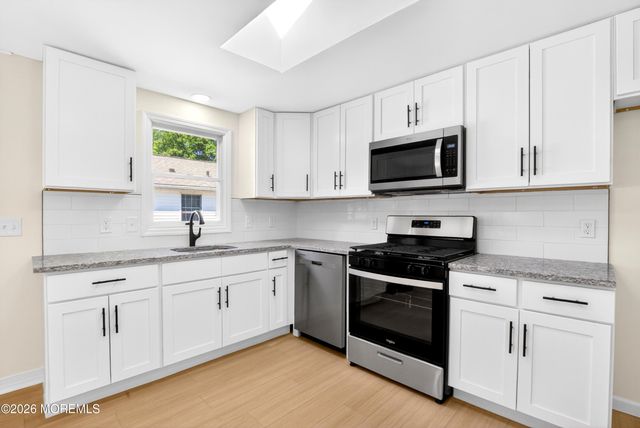 17 Brookview Lane, Manalapan, NJ 07726