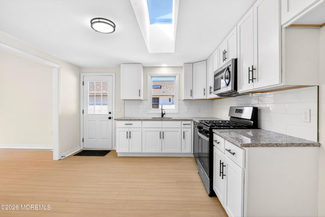 17 Brookview Lane, Manalapan, NJ 07726