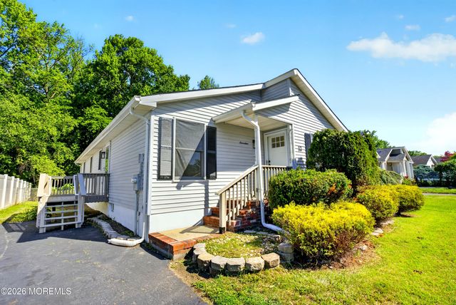 17 Brookview Lane, Manalapan, NJ 07726