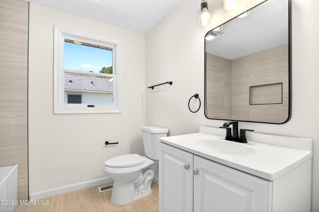 17 Brookview Lane, Manalapan, NJ 07726