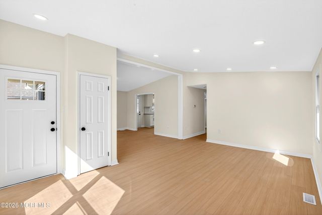 17 Brookview Lane, Manalapan, NJ 07726