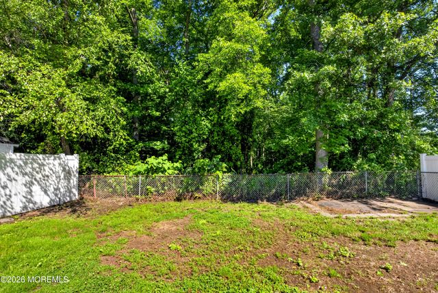 17 Brookview Lane, Manalapan, NJ 07726