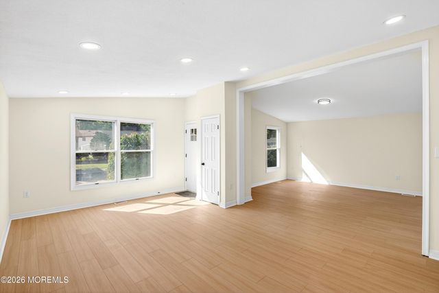 17 Brookview Lane, Manalapan, NJ 07726