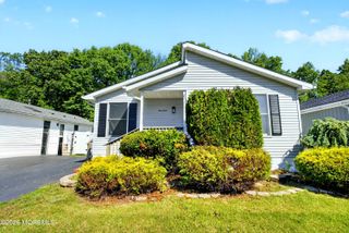 17 Brookview Lane, Manalapan, NJ 07726