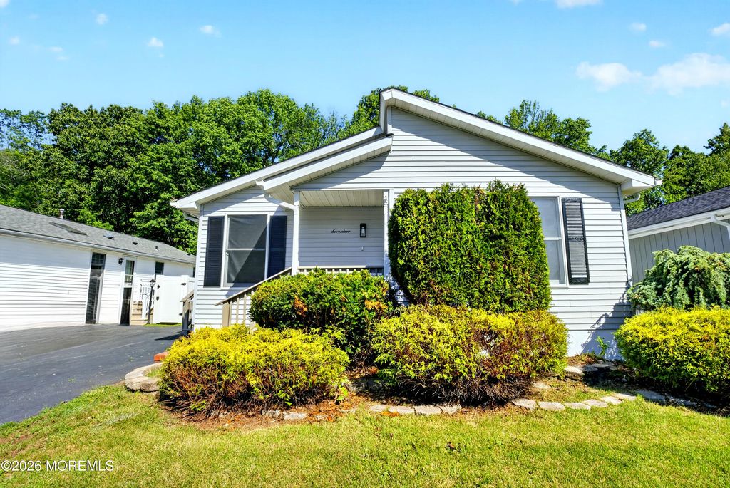 17 Brookview Lane, Manalapan, NJ 07726