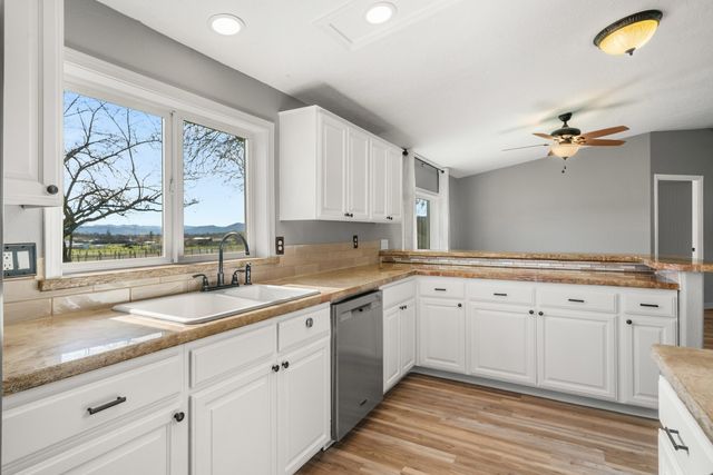 533 Chateau Drive, Eagle Point, OR 97524