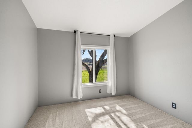 533 Chateau Drive, Eagle Point, OR 97524