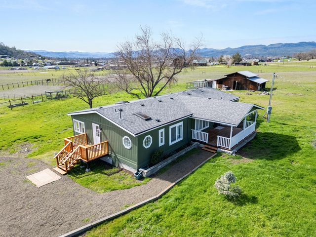 533 Chateau Drive, Eagle Point, OR 97524